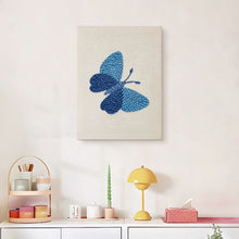 Laden Sie das Bild in den Galerie-Viewer, Punch Needle mit Rahmen - Blauer Traum Schmetterling