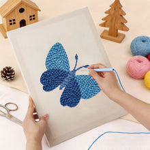 Laden Sie das Bild in den Galerie-Viewer, Punch Needle mit Rahmen - Blauer Traum Schmetterling