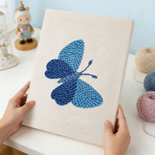 Laden Sie das Bild in den Galerie-Viewer, Punch Needle mit Rahmen - Blauer Traum Schmetterling