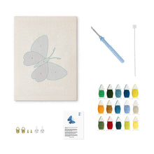 Laden Sie das Bild in den Galerie-Viewer, Punch Needle mit Rahmen - Blauer Traum Schmetterling