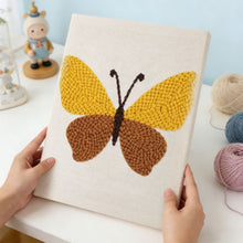 Laden Sie das Bild in den Galerie-Viewer, Punch Needle mit Rahmen - Goldener Schmetterling