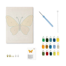 Laden Sie das Bild in den Galerie-Viewer, Punch Needle mit Rahmen - Goldener Schmetterling