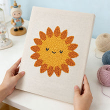 Laden Sie das Bild in den Galerie-Viewer, Punch Needle mit Rahmen - Lächelnde Sonne