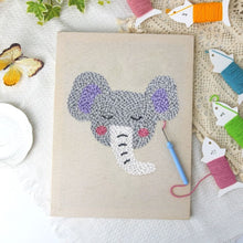 Laden Sie das Bild in den Galerie-Viewer, Punch Needle mit Rahmen - Kleiner Elefant