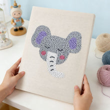 Laden Sie das Bild in den Galerie-Viewer, Punch Needle mit Rahmen - Kleiner Elefant