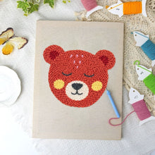 Laden Sie das Bild in den Galerie-Viewer, Punch Needle mit Rahmen - Kuschelbär