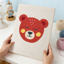 Laden Sie das Bild in den Galerie-Viewer, Punch Needle mit Rahmen - Kuschelbär