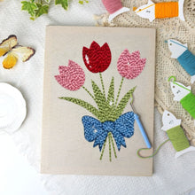 Laden Sie das Bild in den Galerie-Viewer, Punch Needle mit Rahmen - Tulpenstrauß