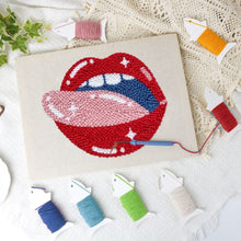 Laden Sie das Bild in den Galerie-Viewer, Punch Needle mit Rahmen - Pop Art Lippen
