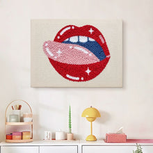 Laden Sie das Bild in den Galerie-Viewer, Punch Needle mit Rahmen - Pop Art Lippen