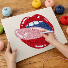 Laden Sie das Bild in den Galerie-Viewer, Punch Needle mit Rahmen - Pop Art Lippen