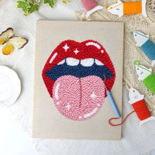 Laden Sie das Bild in den Galerie-Viewer, Punch Needle mit Rahmen - Elektrische Lippen