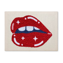Laden Sie das Bild in den Galerie-Viewer, Punch Needle mit Rahmen - Glänzende Lippen Figured'Art