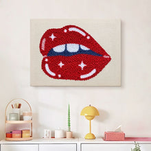 Laden Sie das Bild in den Galerie-Viewer, Punch Needle mit Rahmen - Glänzende Lippen