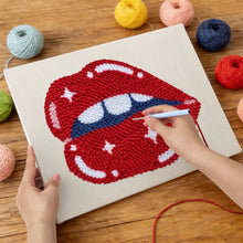 Laden Sie das Bild in den Galerie-Viewer, Punch Needle mit Rahmen - Glänzende Lippen