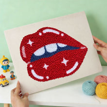 Laden Sie das Bild in den Galerie-Viewer, Punch Needle mit Rahmen - Glänzende Lippen
