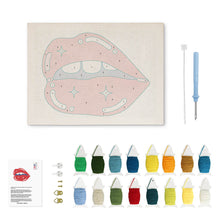 Laden Sie das Bild in den Galerie-Viewer, Punch Needle mit Rahmen - Glänzende Lippen