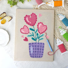 Laden Sie das Bild in den Galerie-Viewer, Punch Needle mit Rahmen - Herzliche Blumen
