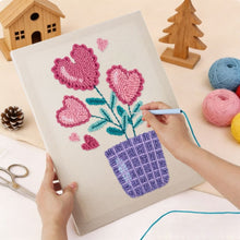 Laden Sie das Bild in den Galerie-Viewer, Punch Needle mit Rahmen - Herzliche Blumen