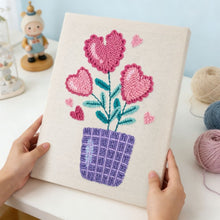 Laden Sie das Bild in den Galerie-Viewer, Punch Needle mit Rahmen - Herzliche Blumen