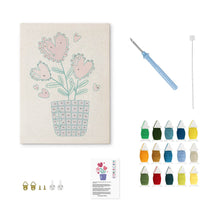 Laden Sie das Bild in den Galerie-Viewer, Punch Needle mit Rahmen - Herzliche Blumen