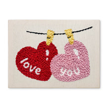Laden Sie das Bild in den Galerie-Viewer, Punch Needle mit Rahmen - Liebe liegt in der Luft Figured'Art