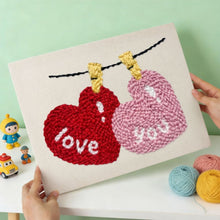 Laden Sie das Bild in den Galerie-Viewer, Punch Needle mit Rahmen - Liebe liegt in der Luft