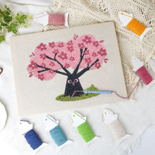 Laden Sie das Bild in den Galerie-Viewer, Punch Needle mit Rahmen - Kirschbaum mit Eulen