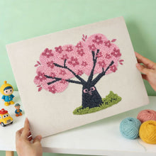 Laden Sie das Bild in den Galerie-Viewer, Punch Needle mit Rahmen - Kirschbaum mit Eulen