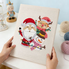 Laden Sie das Bild in den Galerie-Viewer, Punch Needle mit Rahmen - Weihnachtsmann und Freunde