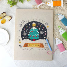 Laden Sie das Bild in den Galerie-Viewer, Punch Needle mit Rahmen - Magischer Weihnachtsbaum