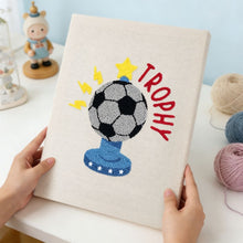 Laden Sie das Bild in den Galerie-Viewer, Punch Needle mit Rahmen - Fußballtrophäe