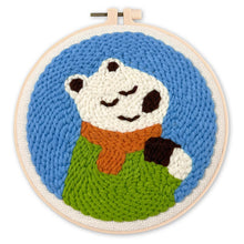 Laden Sie das Bild in den Galerie-Viewer, Punch Needle set Eisbär mit Schal