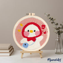 Laden Sie das Bild in den Galerie-Viewer, Punch Needle Entenbaby mit roter Mütze