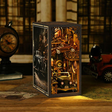 Laden Sie das Bild in den Galerie-Viewer, Book Nook - Vintage Garage Figured'Art