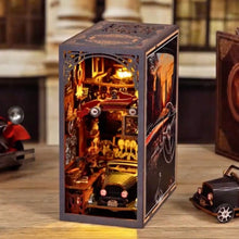 Laden Sie das Bild in den Galerie-Viewer, Book Nook - Vintage Garage