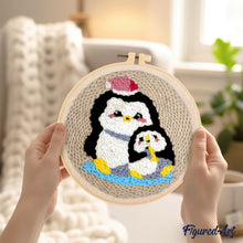 Laden Sie das Bild in den Galerie-Viewer, Punch Needle Pinguinmama und Baby