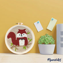 Laden Sie das Bild in den Galerie-Viewer, Punch Needle Süßes Eichhörnchen