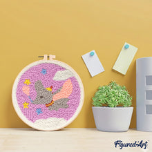 Laden Sie das Bild in den Galerie-Viewer, Punch Needle Fliegender Elefant