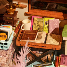 Laden Sie das Bild in den Galerie-Viewer, Miniaturhaus - Die Eckbibliothek