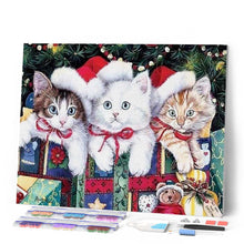 Laden Sie das Bild in den Galerie-Viewer, Diamond Painting | Diamond Painting - Three Kittens Christmas | animals cats christmas Diamond Painting Animals | FiguredArt
