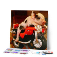 Laden Sie das Bild in den Galerie-Viewer, Diamond Painting | Diamond Painting - Pig and Motorbike | animals cars and motorcycles Diamond Painting Animals | FiguredArt