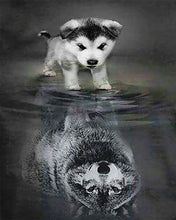 Laden Sie das Bild in den Galerie-Viewer, Diamond Painting – Hund und Wolf Spiegelung – 40 x 50 cm auf Keilrahmen gespannt | Figured'Art