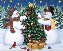 Laden Sie das Bild in den Galerie-Viewer, Diamond Painting, Schneemann und Weihnachtsbaum