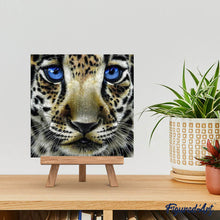 Laden Sie das Bild in den Galerie-Viewer, Diamond Painting | Diamond Painting - Leopard with Blue Eyes | animals Diamond Painting Animals leopards | FiguredArt
