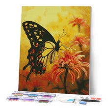 Laden Sie das Bild in den Galerie-Viewer, Diamond Painting - Schwalbenschwanz und orange Blumen