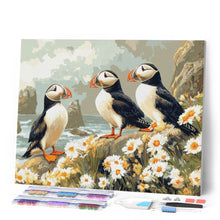 Laden Sie das Bild in den Galerie-Viewer, Diamond Painting - Papageitaucher im Gänseblümchenfeld