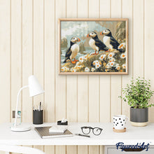 Laden Sie das Bild in den Galerie-Viewer, Diamond Painting - Papageitaucher im Gänseblümchenfeld