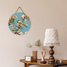 Laden Sie das Bild in den Galerie-Viewer, Diamond Painting auf Holzscheibe - Vogel auf einem Ast
