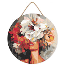 Laden Sie das Bild in den Galerie-Viewer, Diamond Painting auf Holzscheibe - Schönheit hinter Blumen